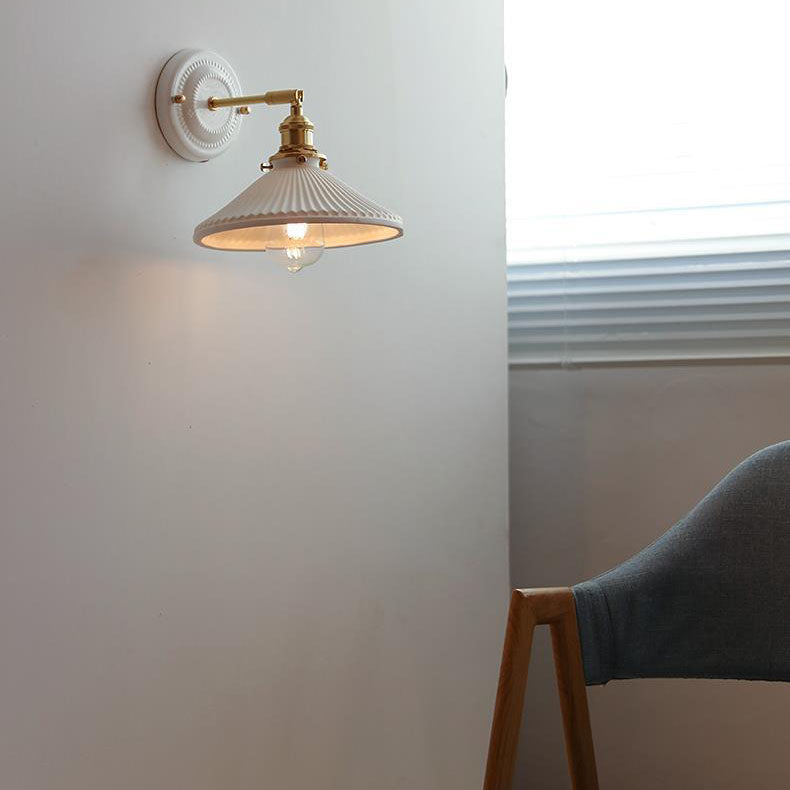 Moderne Wandlamp van Keramiek en Messing met Minimalistisch Design