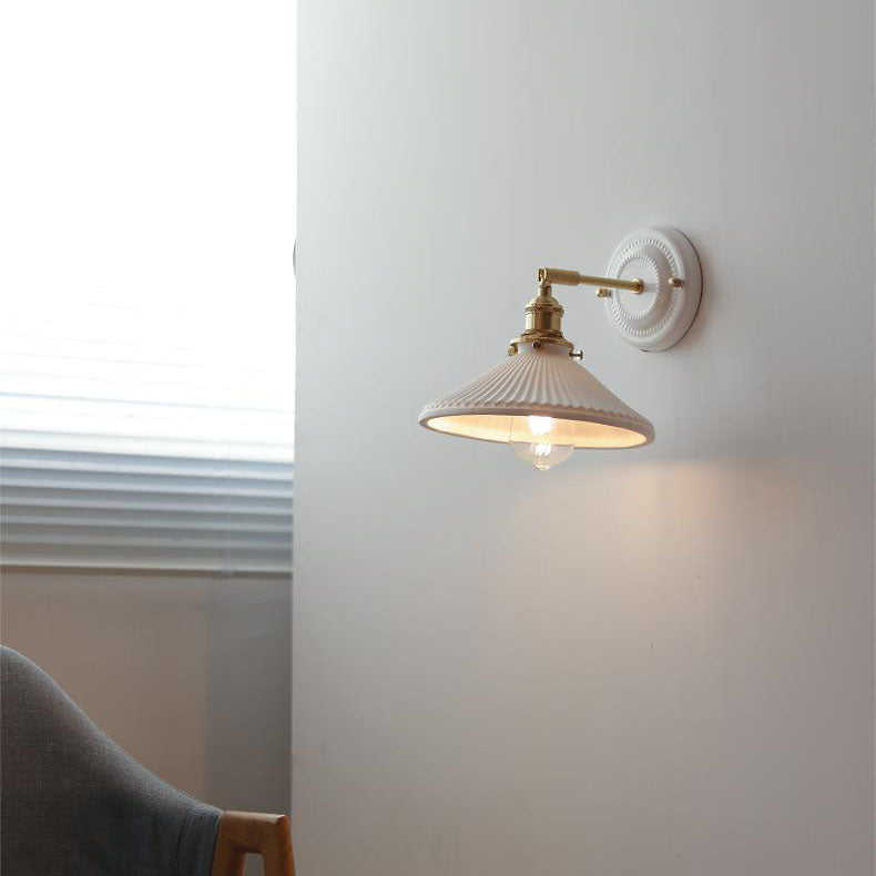 Moderne Wandlamp van Keramiek en Messing met Minimalistisch Design