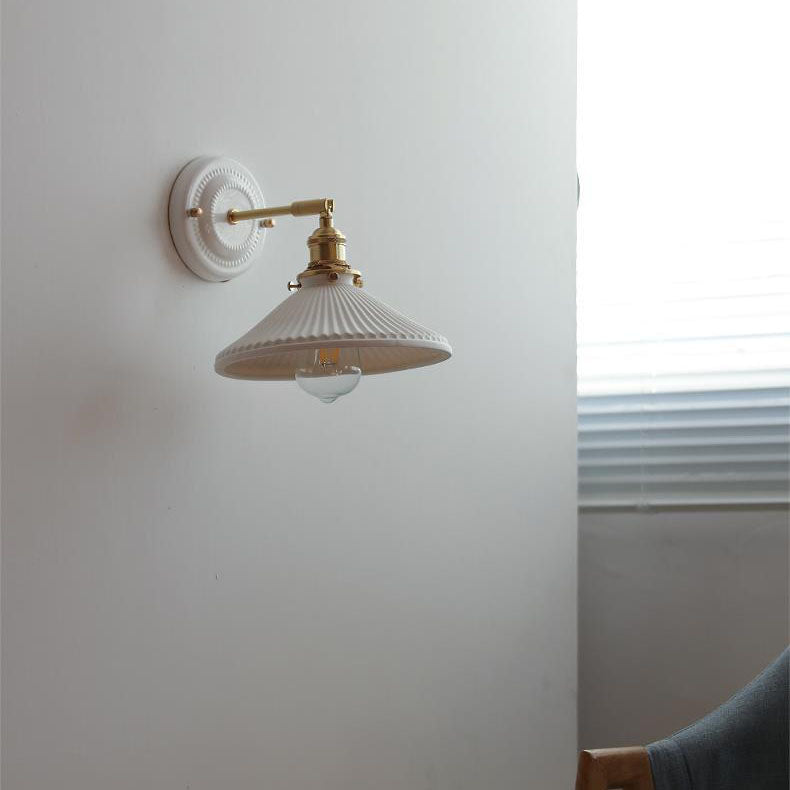 Moderne Wandlamp van Keramiek en Messing met Minimalistisch Design