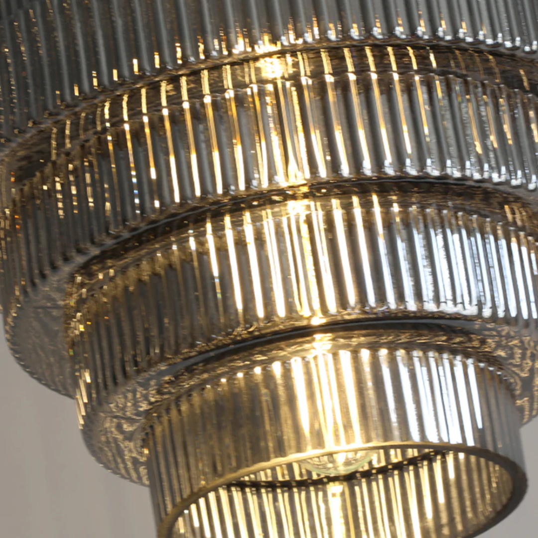 Golvende Glazen Hanglamp met Geribbelde Kap en Messing Details
