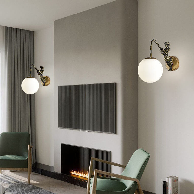 Moderne Wandlamp met Glazen Kap en Metalen Afwerking