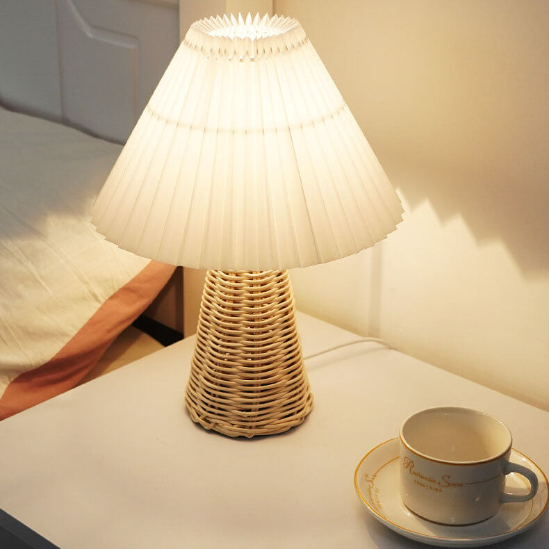 Moderne Beige Rattan Tafellamp met Stoffen Kap – Voor Slaapkamer, Woonkamer of Bureau
