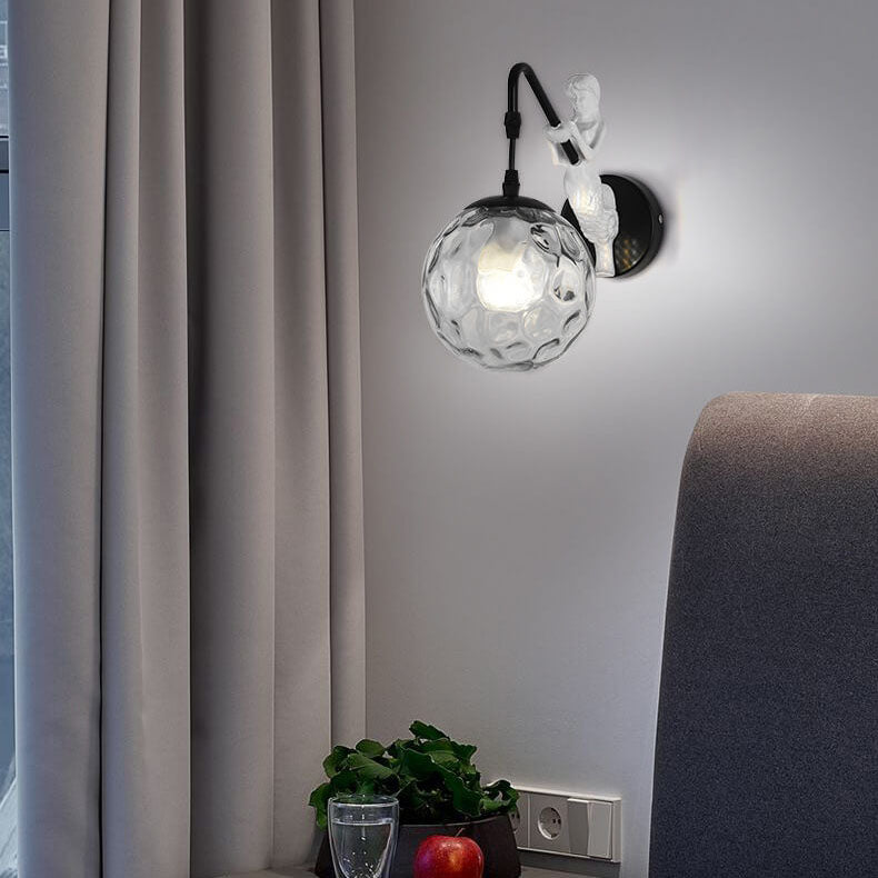 Moderne Wandlamp met Glazen Kap en Metalen Afwerking