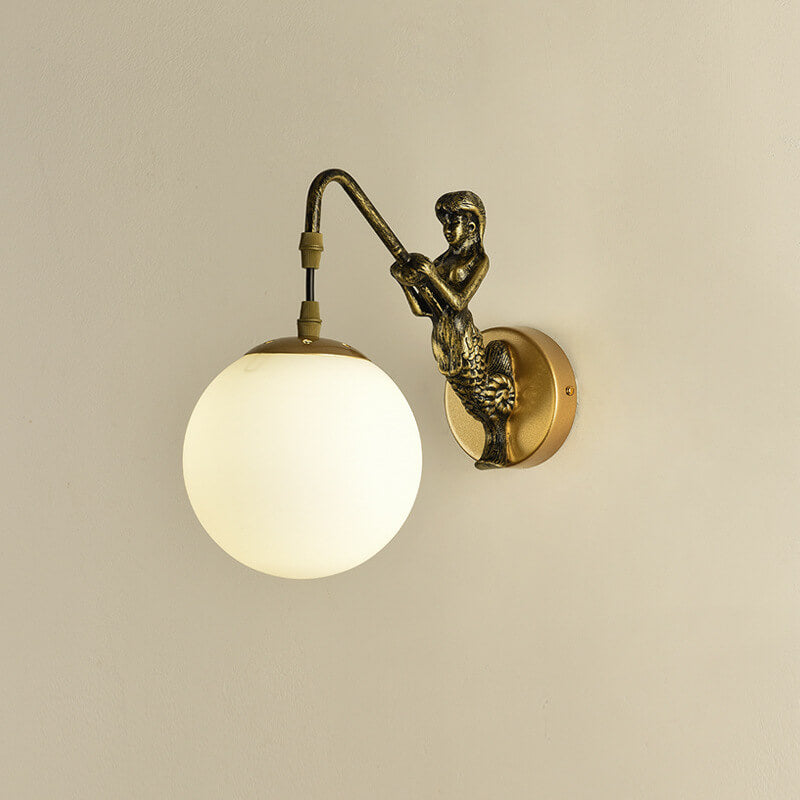 Moderne Wandlamp met Glazen Kap en Metalen Afwerking