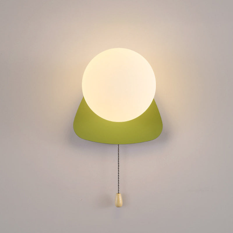 Simpele Wandlamp met Glazen Kap – Verkrijgbaar in Rood, Groen, Zwart en Off-White