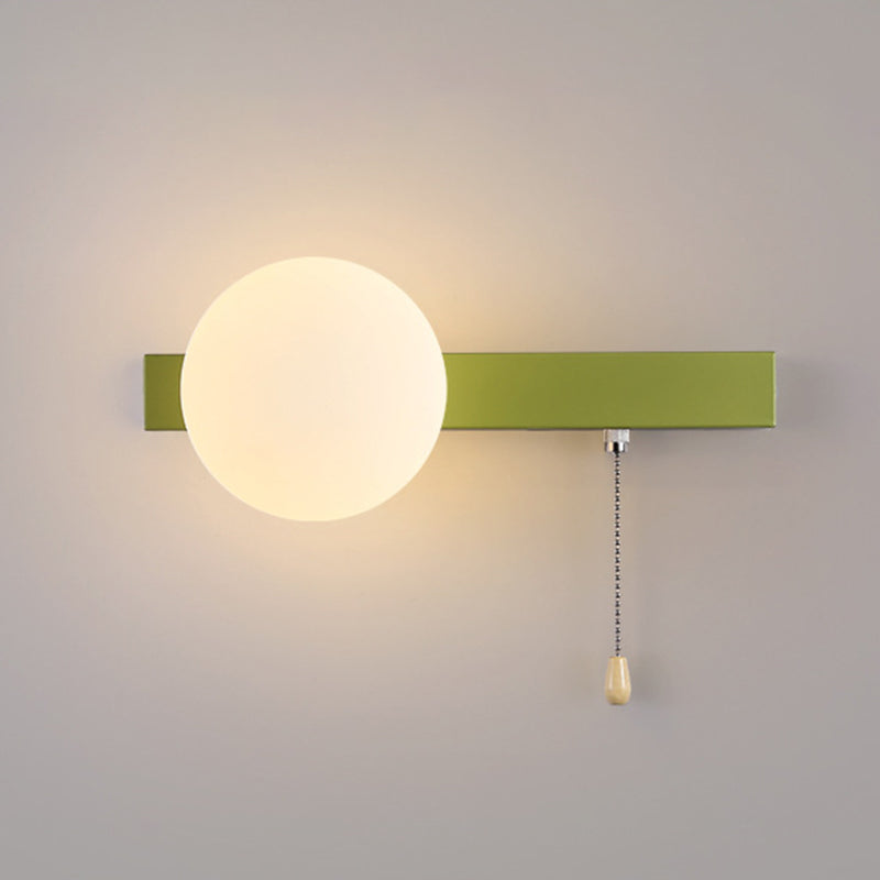 Simpele Wandlamp met Glazen Kap – Verkrijgbaar in Rood, Groen, Zwart en Off-White
