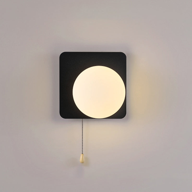 Simpele Wandlamp met Glazen Kap – Verkrijgbaar in Rood, Groen, Zwart en Off-White