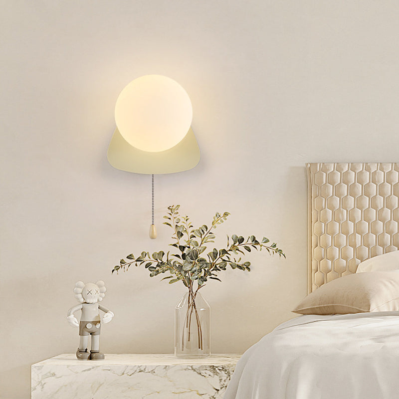 Simpele Wandlamp met Glazen Kap – Verkrijgbaar in Rood, Groen, Zwart en Off-White