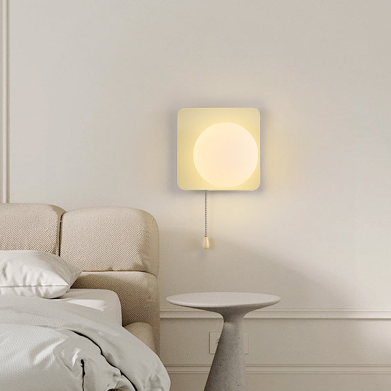 Simpele Wandlamp met Glazen Kap – Verkrijgbaar in Rood, Groen, Zwart en Off-White