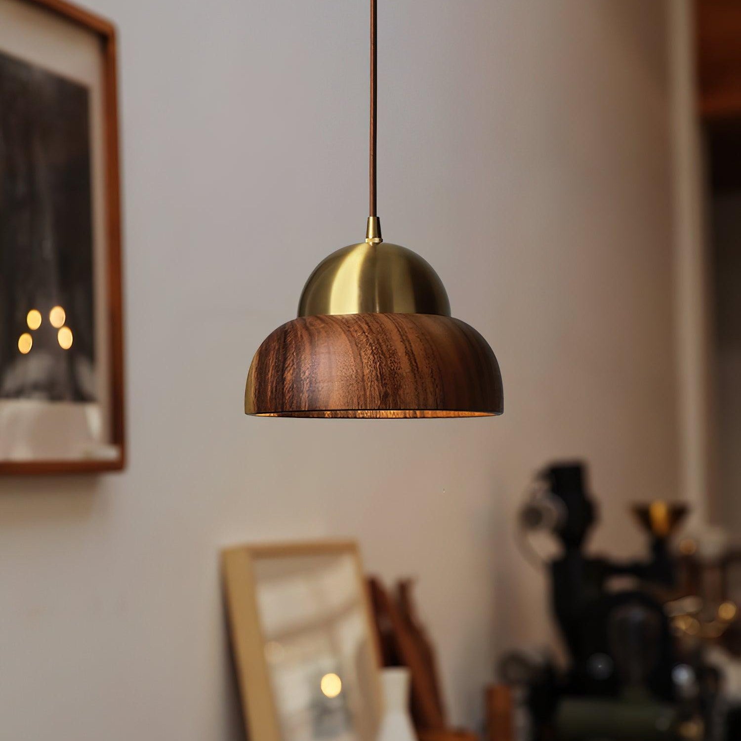 Houten Hanglamp met Messing Accenten in een Modern & Sfeervolle Stijl