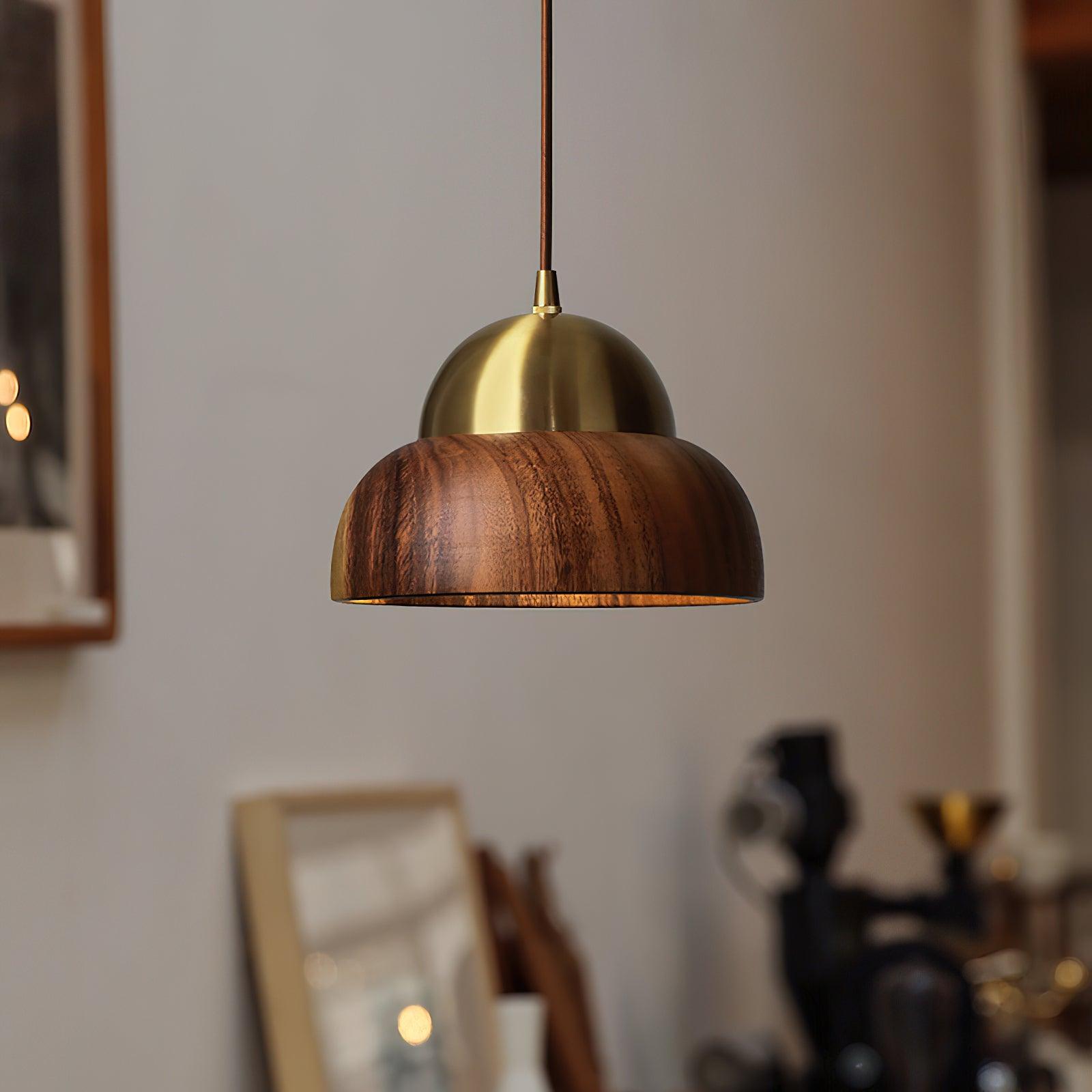 Houten Hanglamp met Messing Accenten in een Modern & Sfeervolle Stijl
