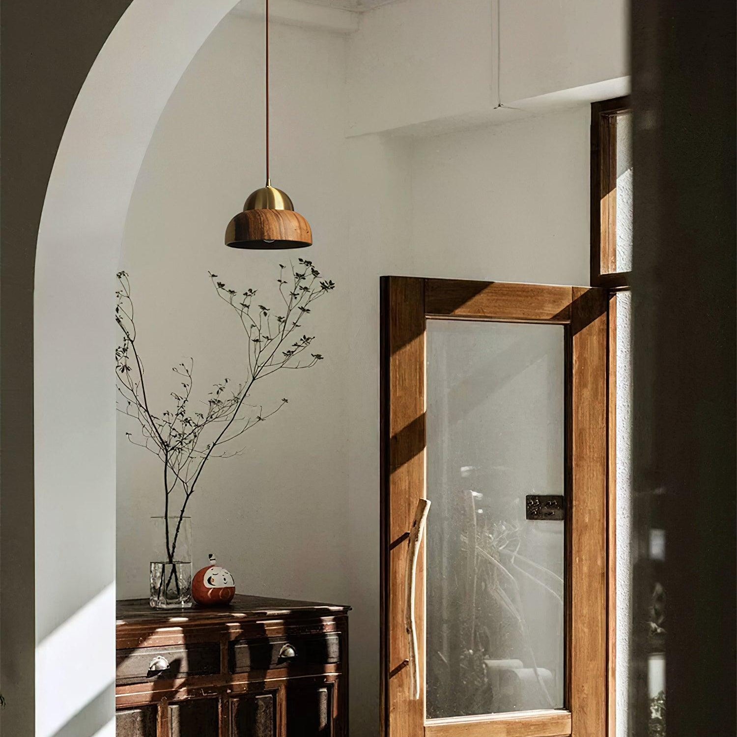 Houten Hanglamp met Messing Accenten in een Modern & Sfeervolle Stijl