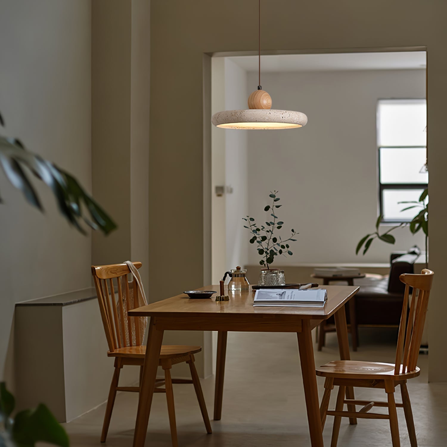 Travertin og Tre Hengelampe med Natursteinsdesign og Varmt LED-lys
