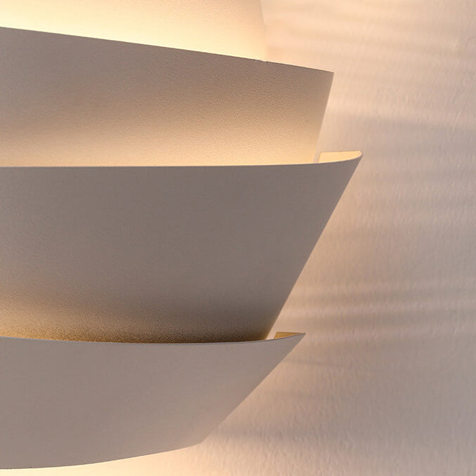 Japandi Wandlamp met Modern Asymmetrisch Design met Warm Licht