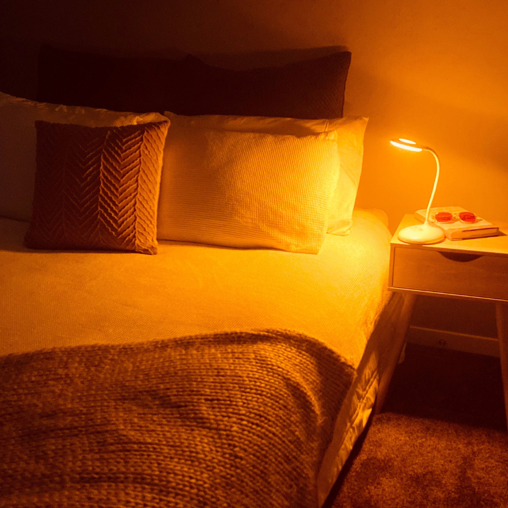 Tyra – Blauwvrij Amber Nachtlampje met Flexibele Zwanenhals en USB-Oplaadfunctie