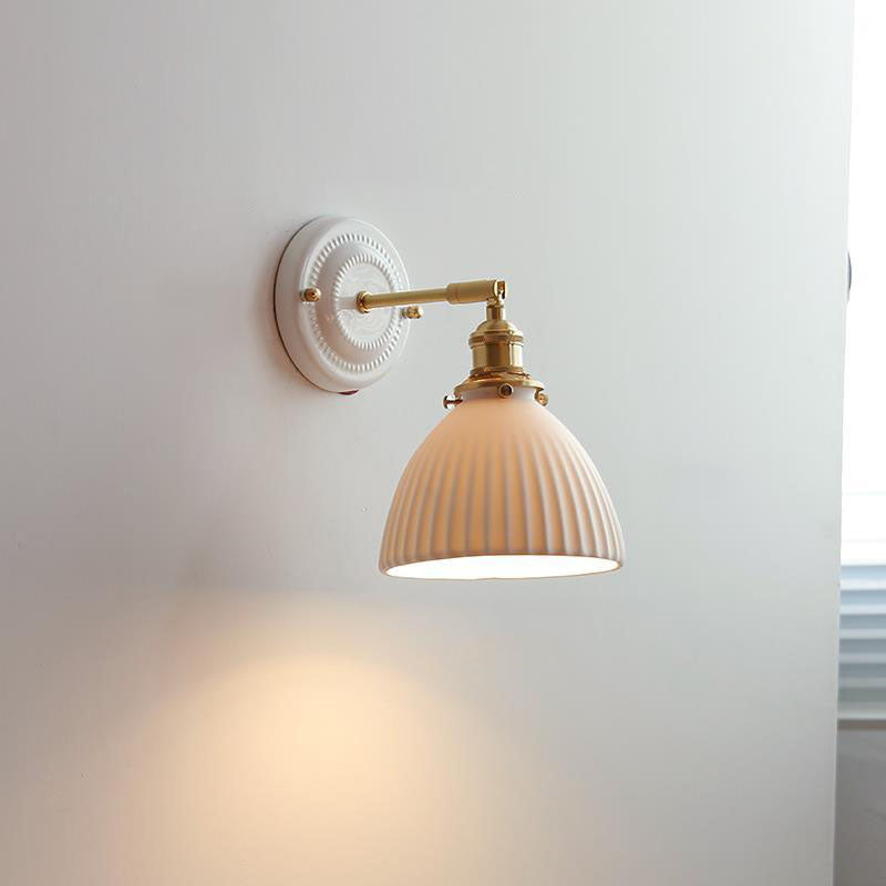 Moderne Wandlamp van Keramiek en Messing met Minimalistisch Design