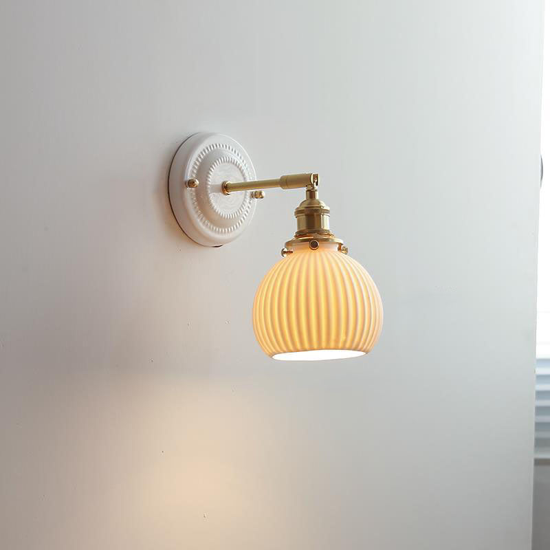 Moderne Wandlamp van Keramiek en Messing met Minimalistisch Design