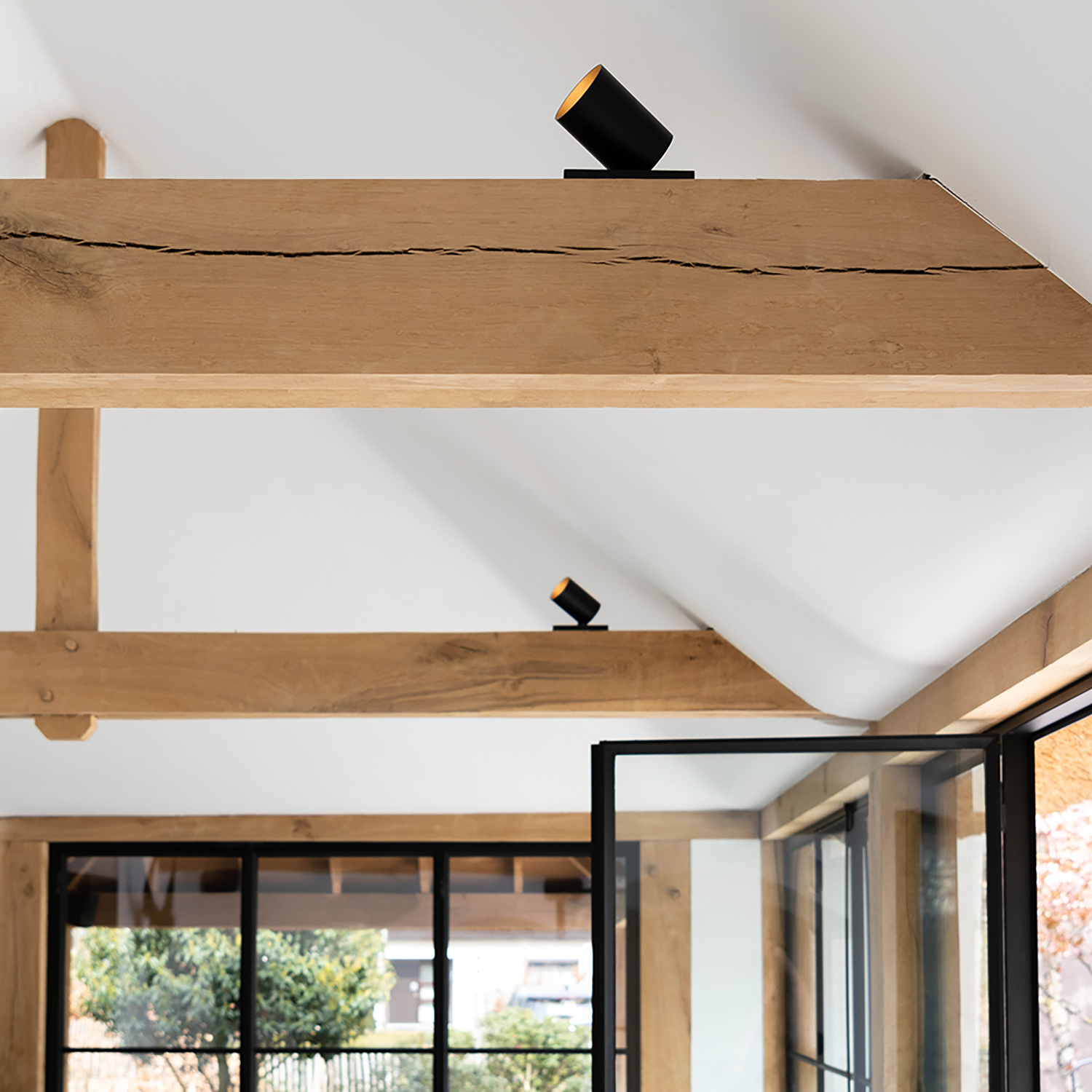 Uno – Plafondlamp van Zwart Metaal met Gouden Binnenzijde