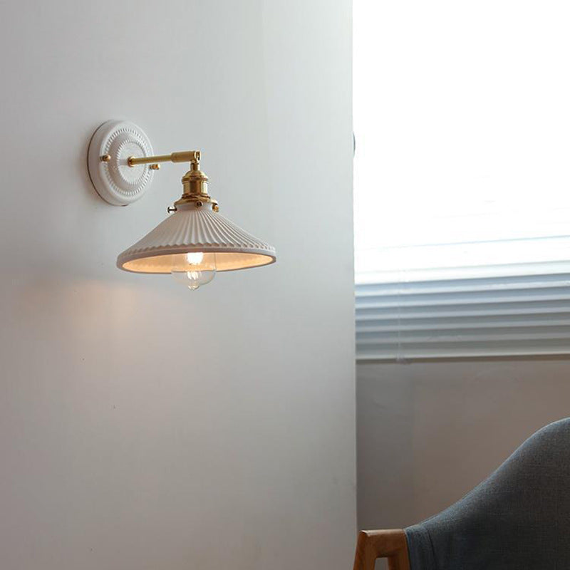 Moderne Wandlamp van Keramiek en Messing met Minimalistisch Design