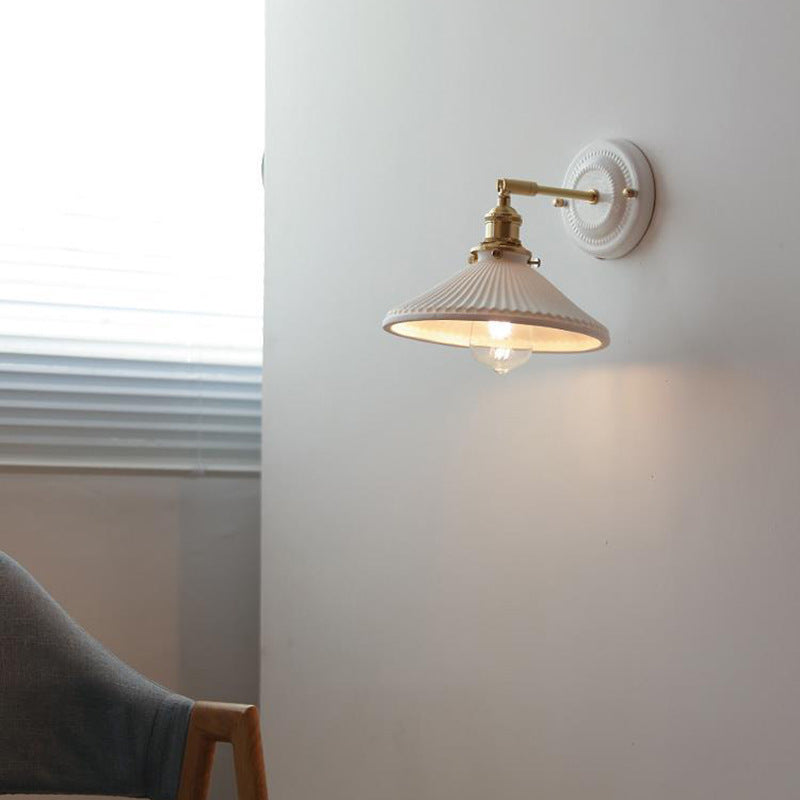 Moderne Wandlamp van Keramiek en Messing met Minimalistisch Design