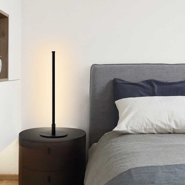 Moderne bordlampe i akryl og metall med integrert LED
