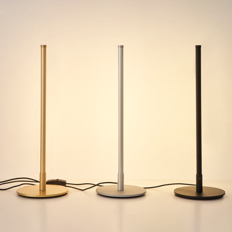 Moderne bordlampe i akryl og metall med integrert LED
