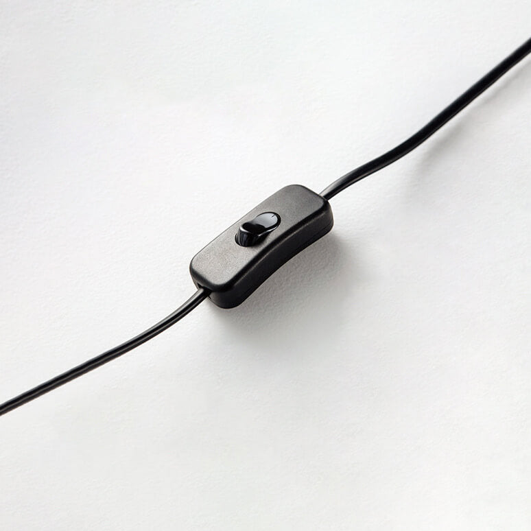Moderne bordlampe i akryl og metall med integrert LED