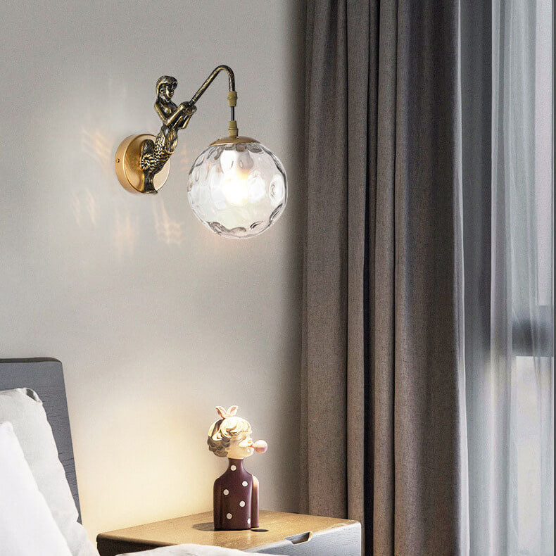 Moderne Wandlamp met Glazen Kap en Metalen Afwerking