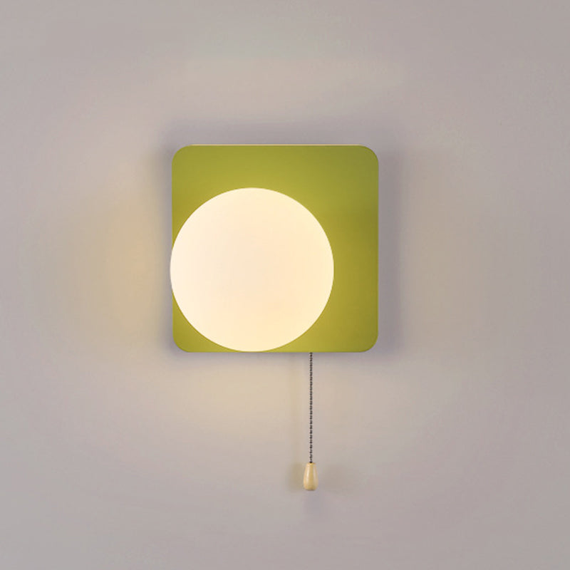 Simpele Wandlamp met Glazen Kap – Verkrijgbaar in Rood, Groen, Zwart en Off-White