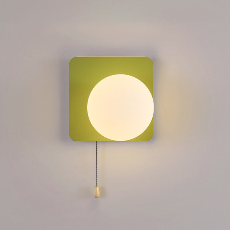 Simpele Wandlamp met Glazen Kap – Verkrijgbaar in Rood, Groen, Zwart en Off-White