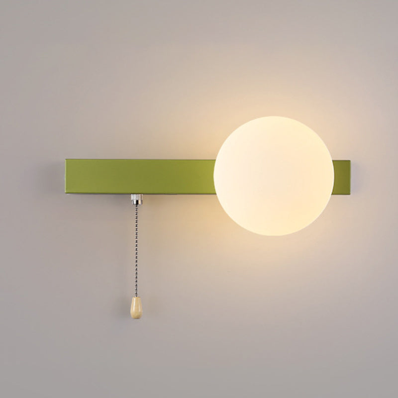 Simpele Wandlamp met Glazen Kap – Verkrijgbaar in Rood, Groen, Zwart en Off-White