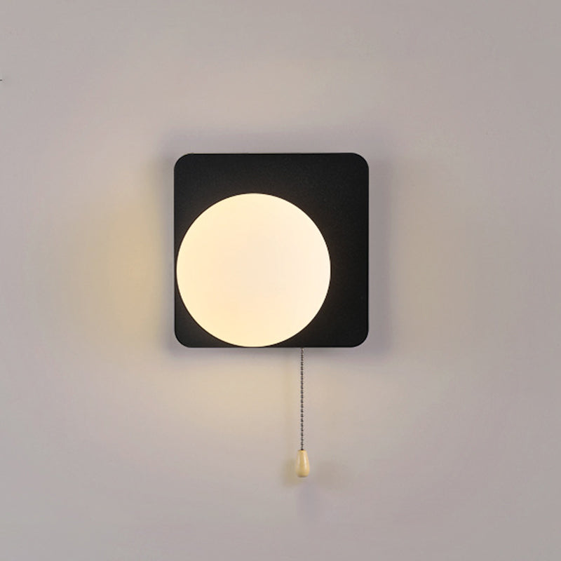 Simpele Wandlamp met Glazen Kap – Verkrijgbaar in Rood, Groen, Zwart en Off-White