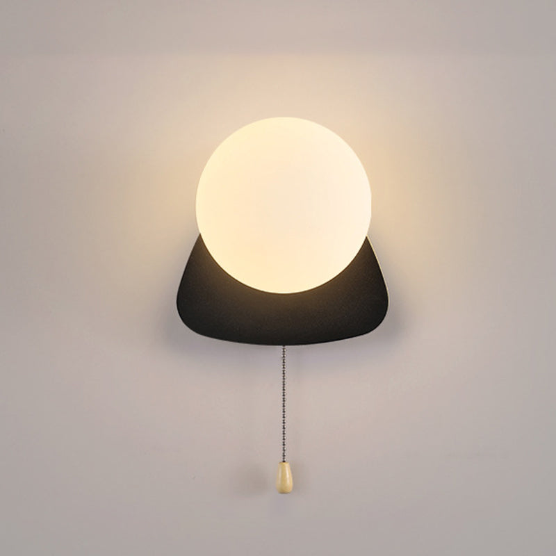 Simpele Wandlamp met Glazen Kap – Verkrijgbaar in Rood, Groen, Zwart en Off-White