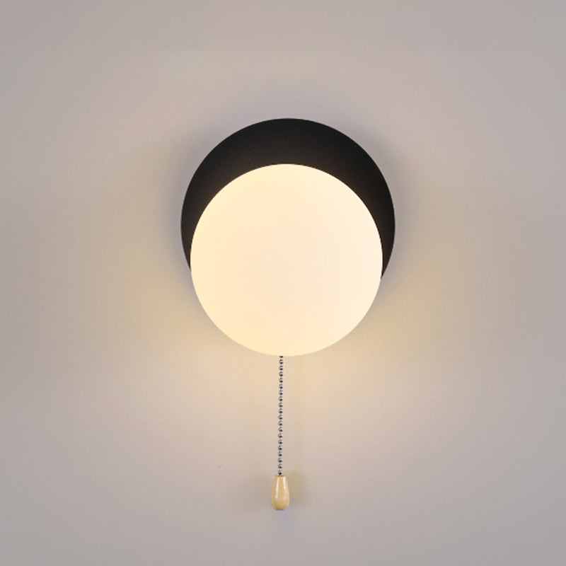 Simpele Wandlamp met Glazen Kap – Verkrijgbaar in Rood, Groen, Zwart en Off-White