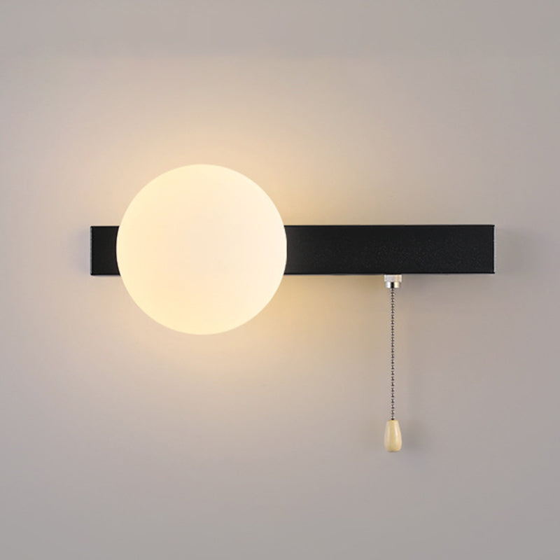 Simpele Wandlamp met Glazen Kap – Verkrijgbaar in Rood, Groen, Zwart en Off-White