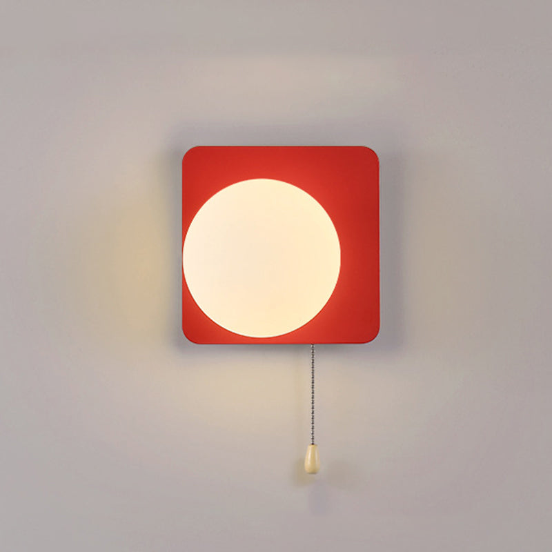 Simpele Wandlamp met Glazen Kap – Verkrijgbaar in Rood, Groen, Zwart en Off-White