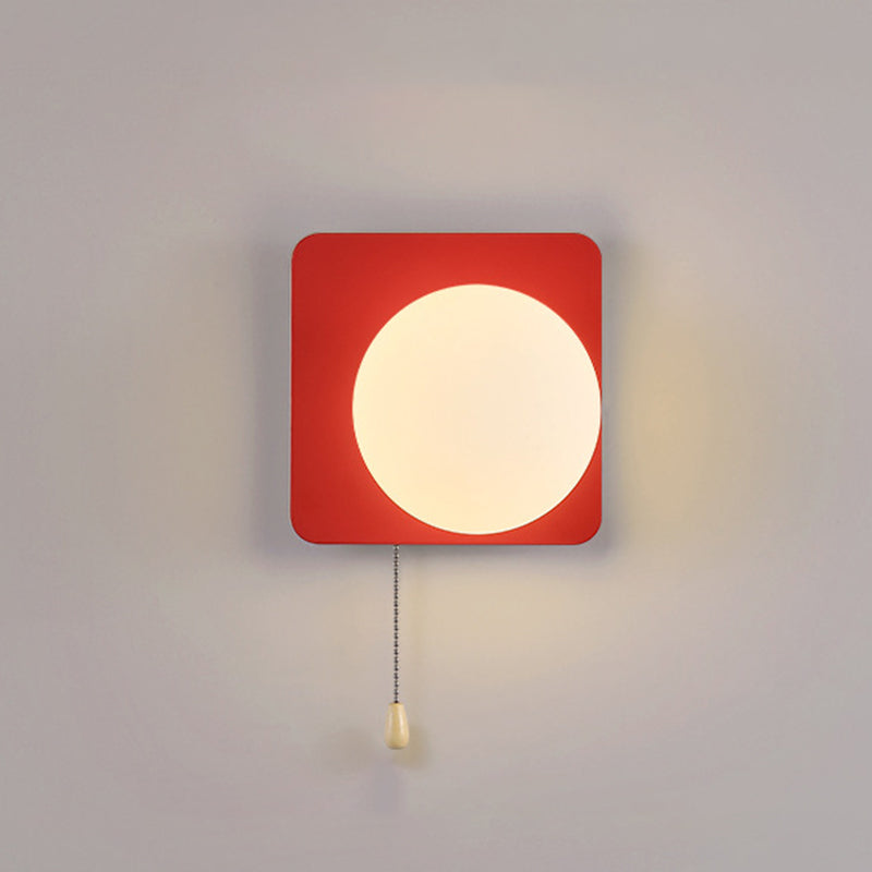 Simpele Wandlamp met Glazen Kap – Verkrijgbaar in Rood, Groen, Zwart en Off-White