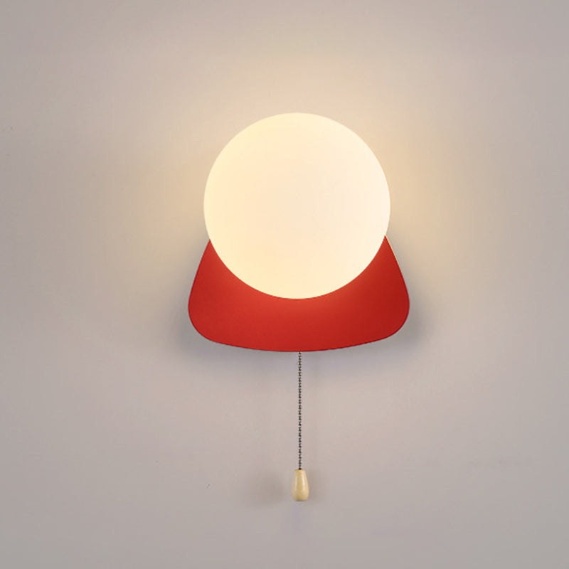 Simpele Wandlamp met Glazen Kap – Verkrijgbaar in Rood, Groen, Zwart en Off-White