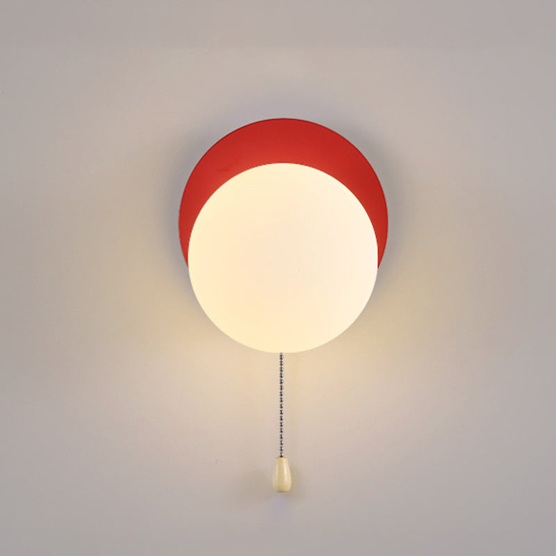 Simpele Wandlamp met Glazen Kap – Verkrijgbaar in Rood, Groen, Zwart en Off-White