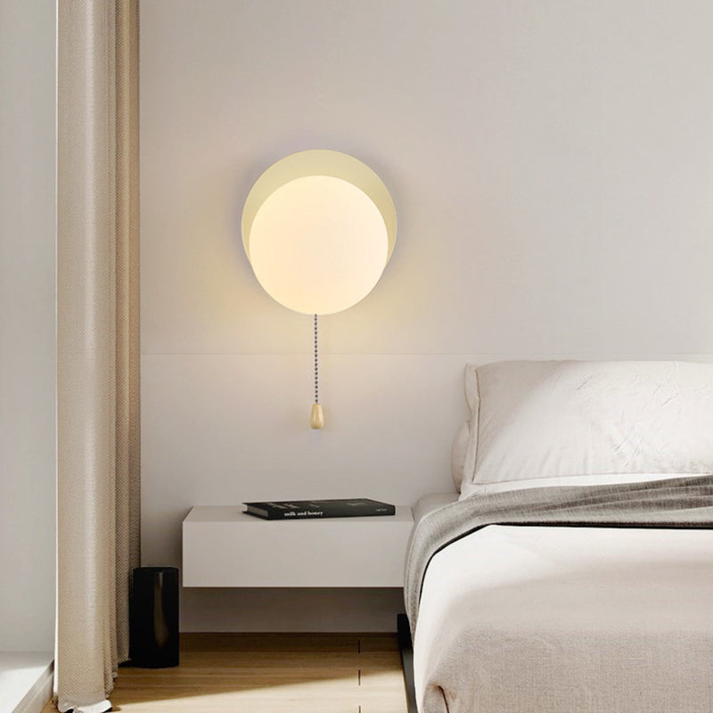 Simpele Wandlamp met Glazen Kap – Verkrijgbaar in Rood, Groen, Zwart en Off-White