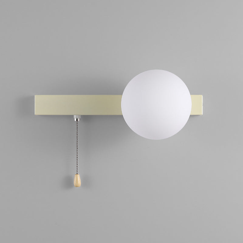 Simpele Wandlamp met Glazen Kap – Verkrijgbaar in Rood, Groen, Zwart en Off-White