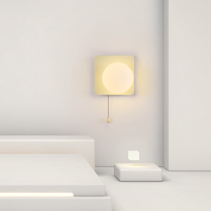 Simpele Wandlamp met Glazen Kap – Verkrijgbaar in Rood, Groen, Zwart en Off-White