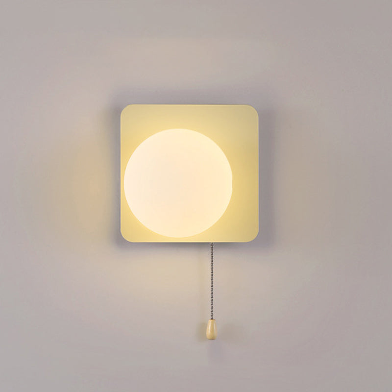 Simpele Wandlamp met Glazen Kap – Verkrijgbaar in Rood, Groen, Zwart en Off-White
