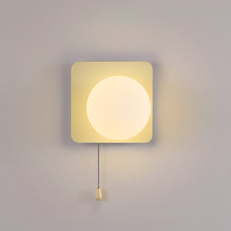 Simpele Wandlamp met Glazen Kap – Verkrijgbaar in Rood, Groen, Zwart en Off-White