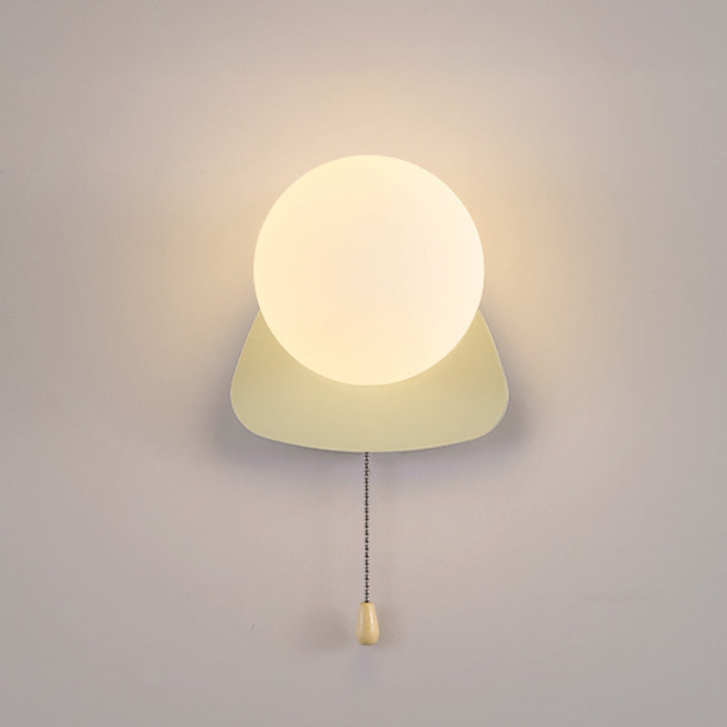 Simpele Wandlamp met Glazen Kap – Verkrijgbaar in Rood, Groen, Zwart en Off-White