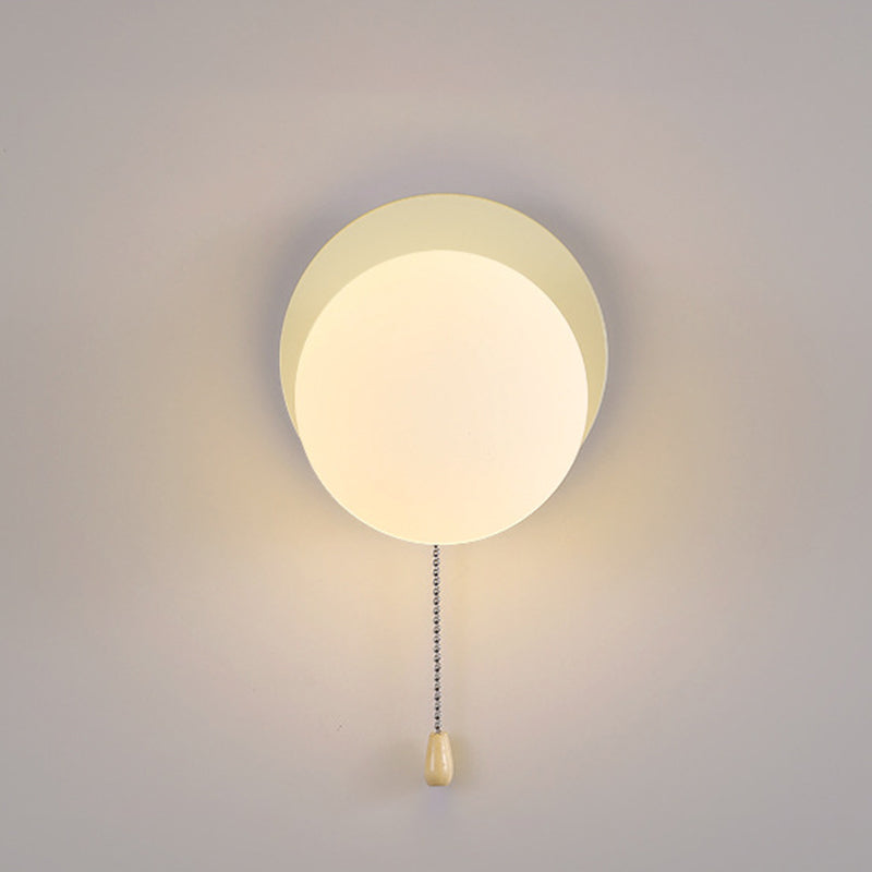 Simpele Wandlamp met Glazen Kap – Verkrijgbaar in Rood, Groen, Zwart en Off-White