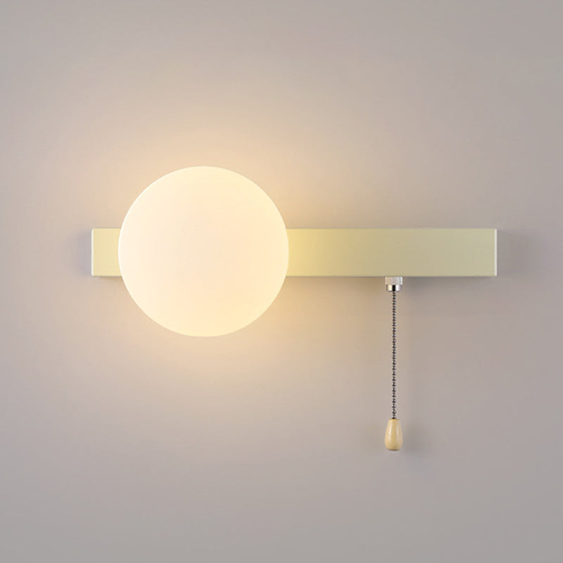Simpele Wandlamp met Glazen Kap – Verkrijgbaar in Rood, Groen, Zwart en Off-White