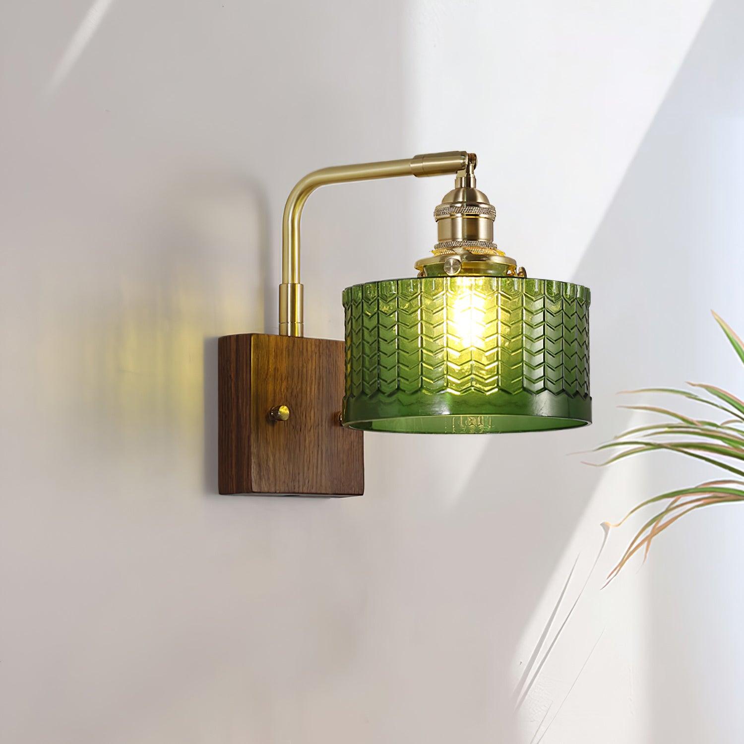 Elegante Groene Wandlamp met Houten Basis & Glazen Kap