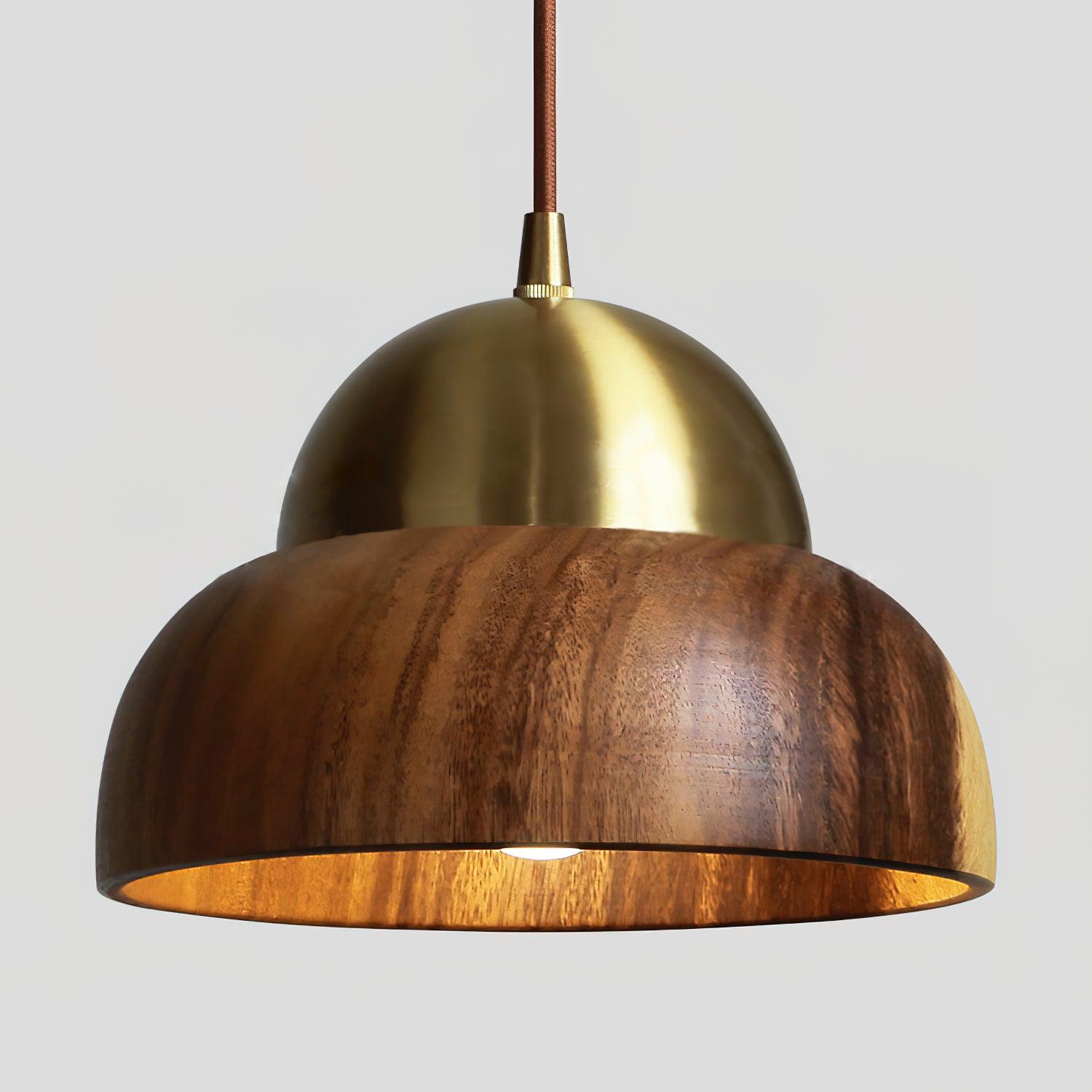 Houten Hanglamp met Messing Accenten in een Modern & Sfeervolle Stijl