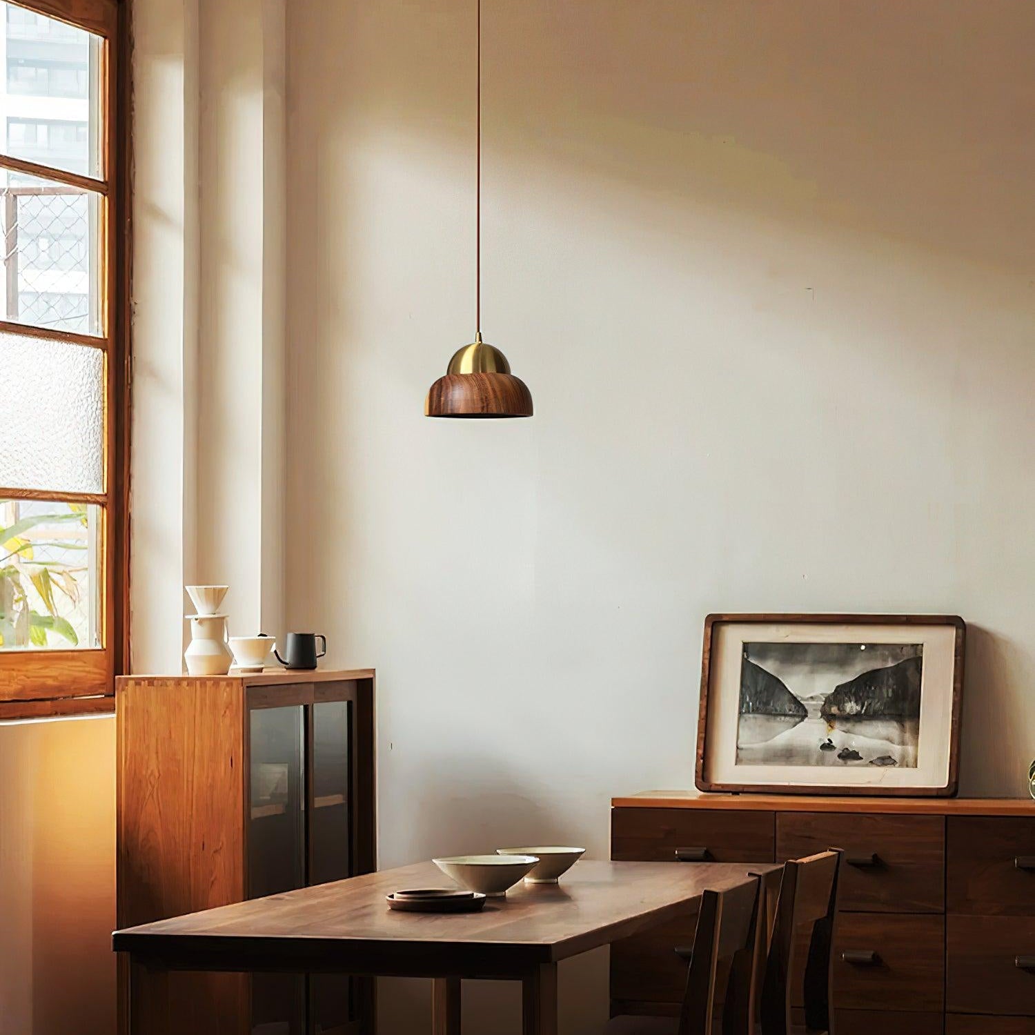 Houten Hanglamp met Messing Accenten in een Modern & Sfeervolle Stijl